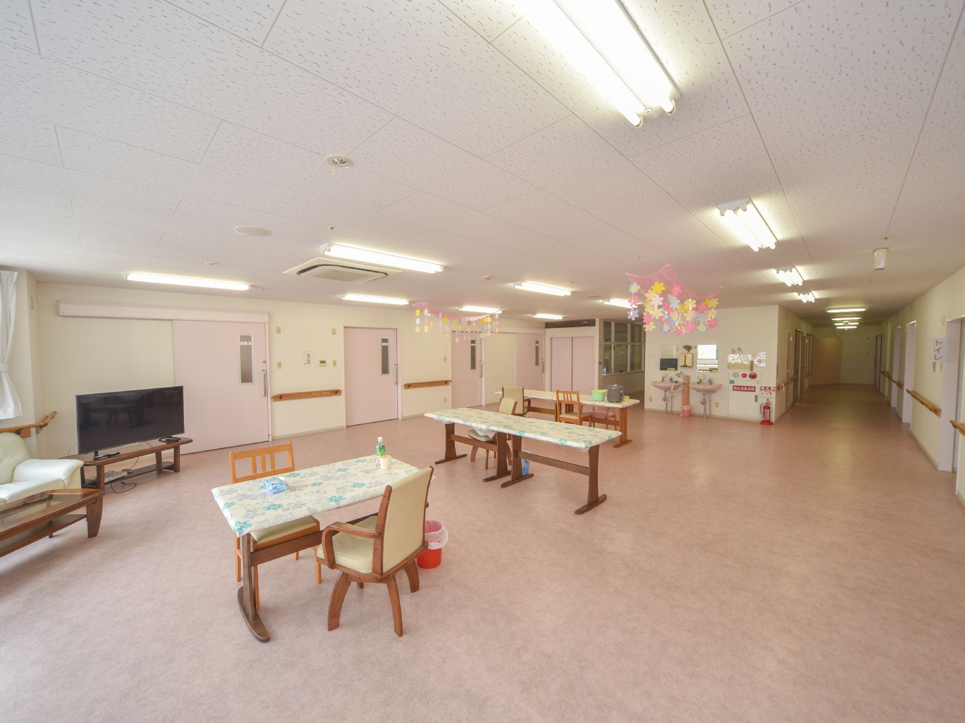 開放感のある広々としたスペースである。全体的にピンク色の部屋になっており、優しい雰囲気である。ゆったりと過ごせる空間である。