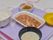1人分の食事が四角いトレーの上に並べられている。ご飯は茶碗に6分目ほど盛られており、食材は一口大にカットされている。