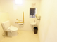 明るい居間と清潔なトイレのある施設