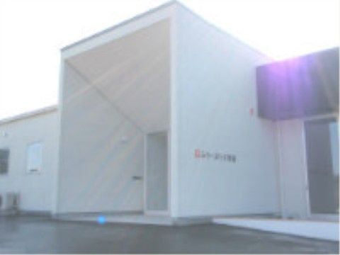 ふりーぷらす東園のエントランス。デザイナーズなエントランスは洗練され、都会的な印象です。
