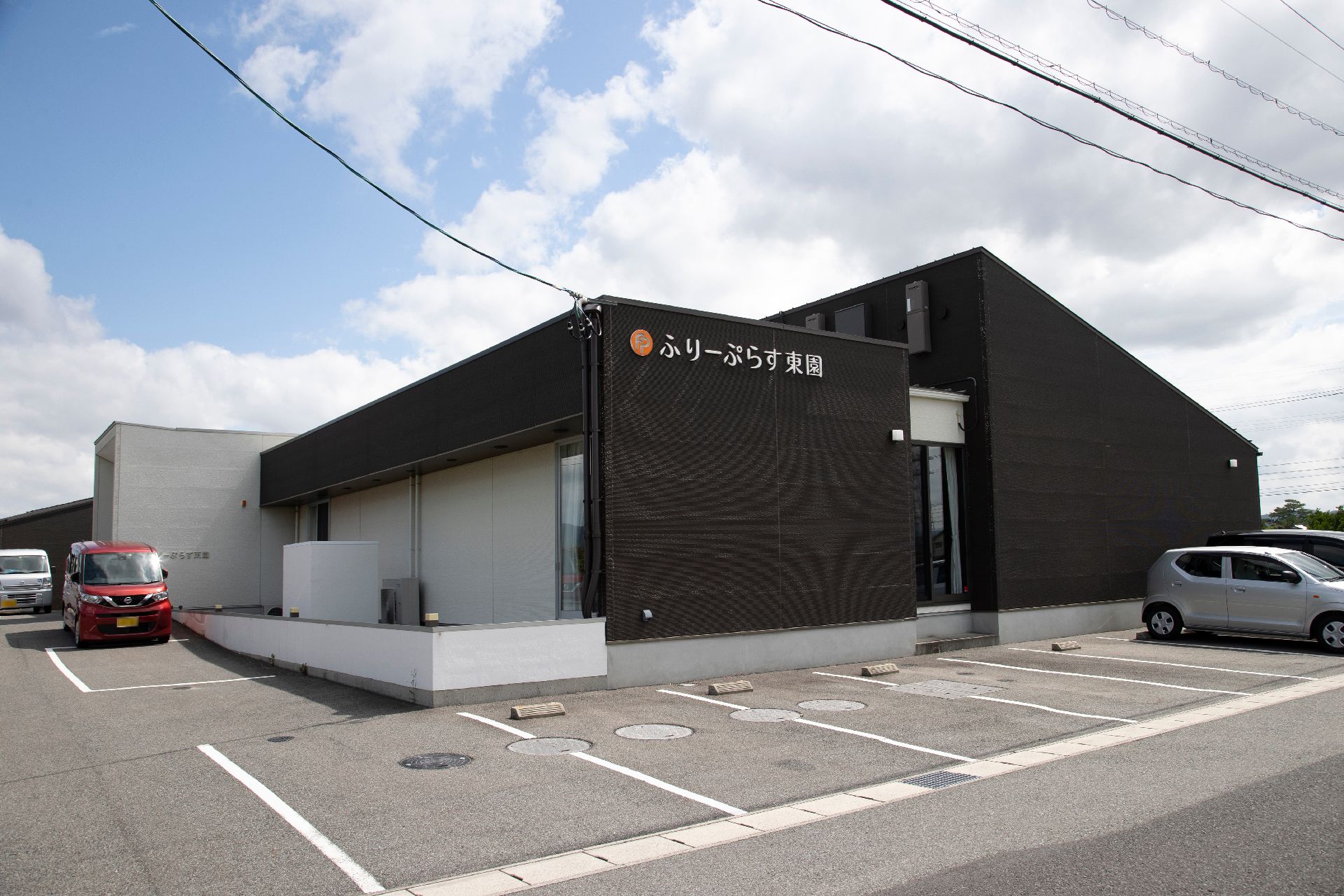 駐車場を設けた平屋建ての施設