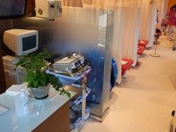 仕切りカーテンで各スペースが区切られた接骨、鍼灸院の併設ブース