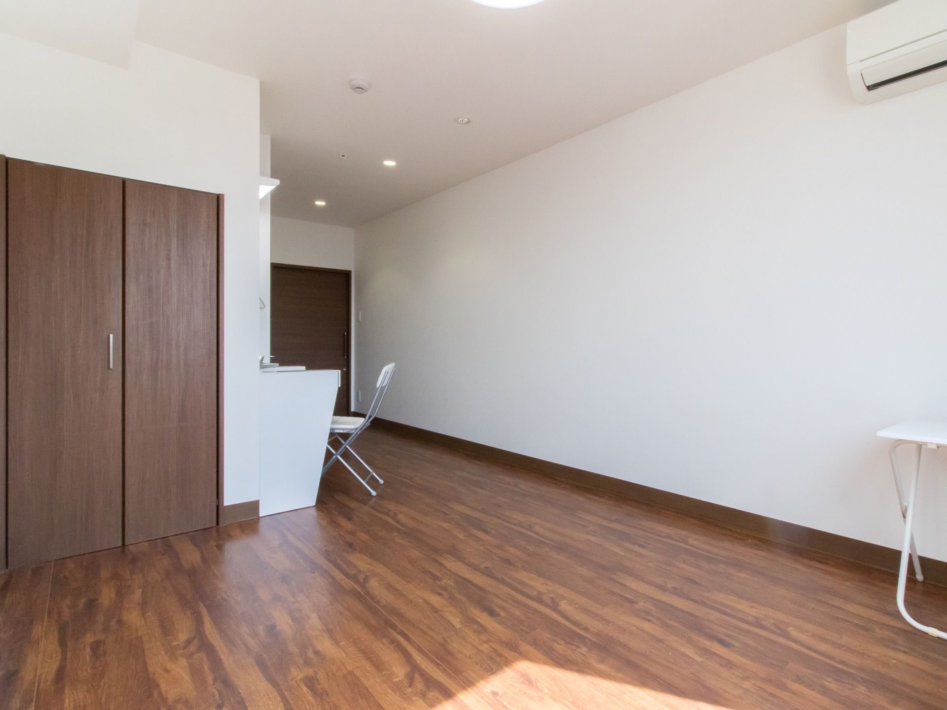 居室には壁面を利用した収納がある。各部屋にエアコンが設置されているの、入居者様に合わせた温度設定をすることができる。