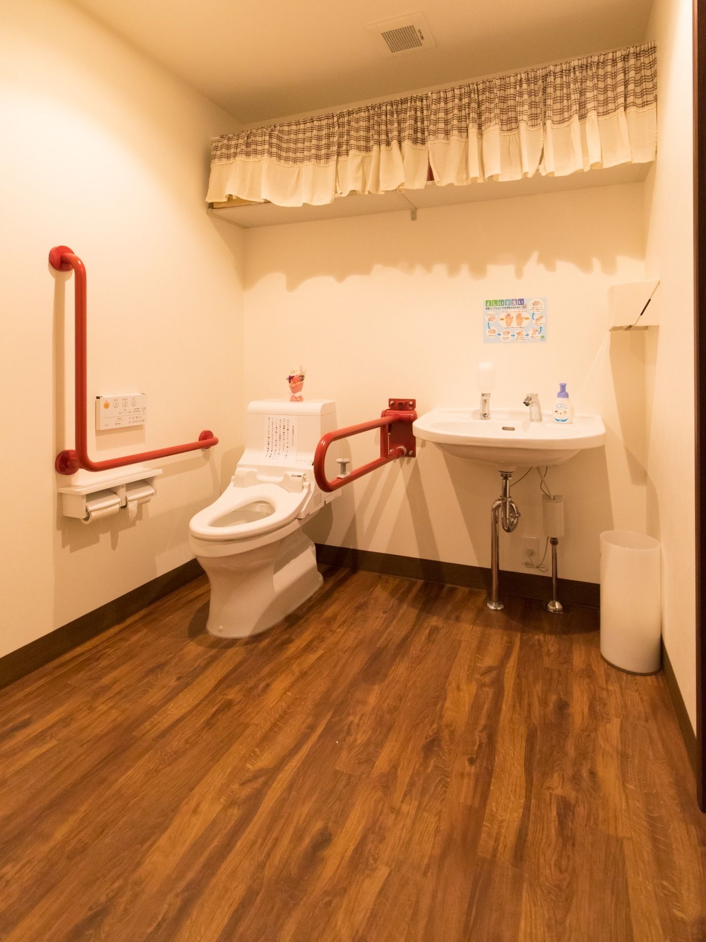 広々としたスペースにトイレと洗面台が並べて設置してある。洗面台には手洗い用の石鹸やペーパータオルが用意されている。