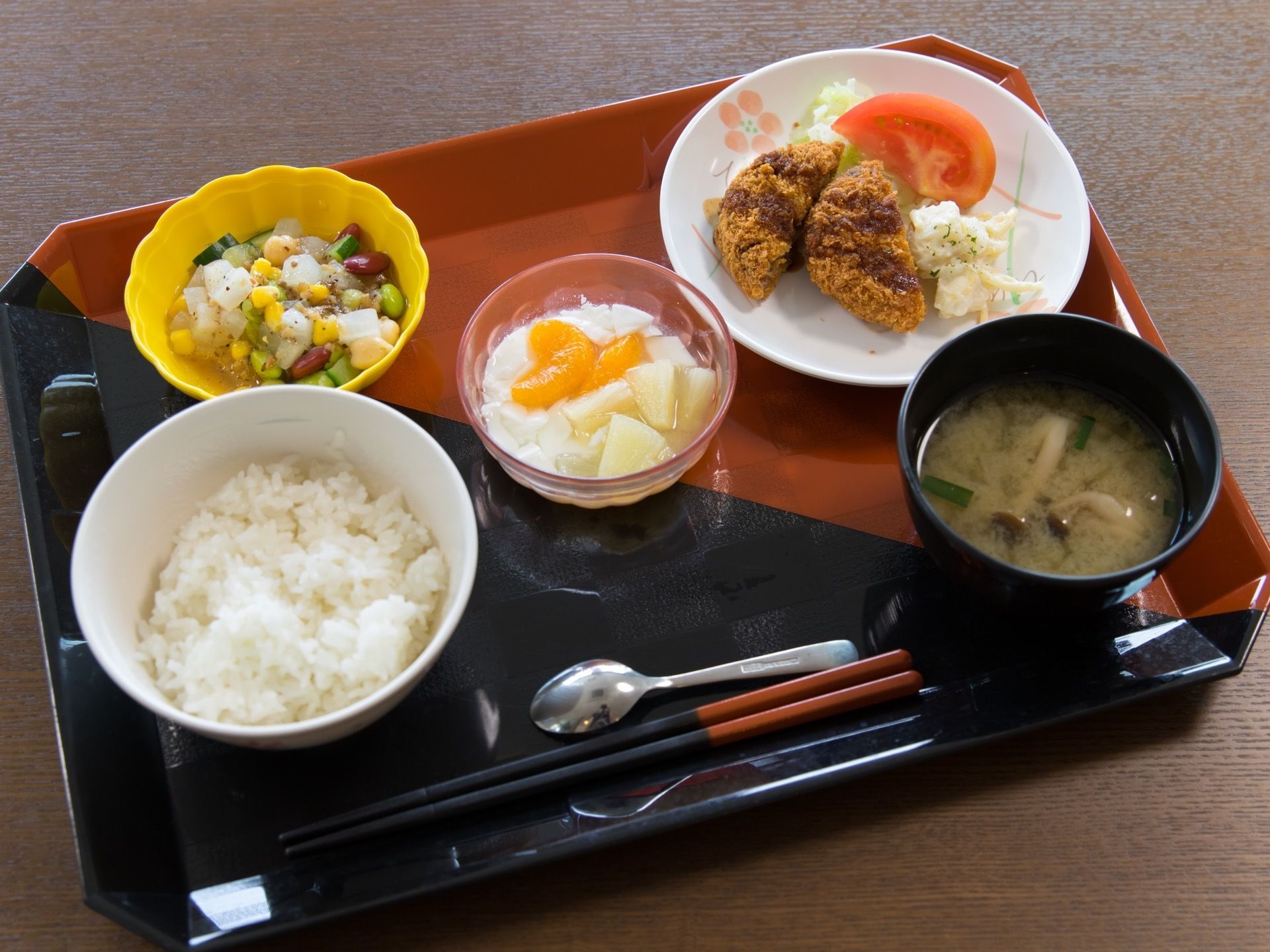 お食事はお一人分ずつお膳にのせて提供している。体調不良などの場合、相談すれば居室で食べることもできる。
