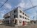 施設は３階建ての建物になっている。建物の中には系列の接骨院が併設されている。建物横には駐車場が設けてある。