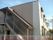 施設の外観と階段