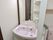 居室内の洗面台は、トイレと更衣室を兼ねたスペースに設置されている。鏡や化粧台が一体になっているタイプである。