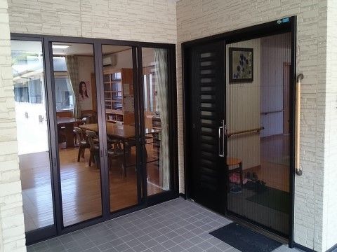 「有料老人ホームみかんの里」の玄関。歩道から玄関まで全体を通してフラットな道になっている。