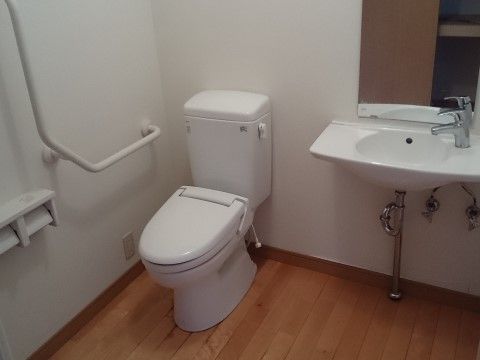 「有料老人ホームみかんの里」のトイレ。洗面台の下をフットレス構造をしている為に、つま先の接触をしないよう回避している。