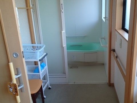 「有料老人ホームみかんの里」の浴室。1人で疲れを取り除くことができる個別浴室になっている。