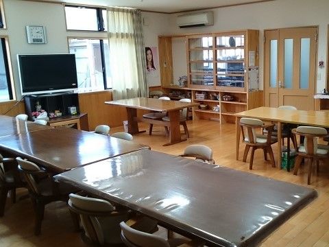 「有料老人ホームみかんの里」の食堂・リビング。スタッフが真心を込めて作った料理をいただきながら、テレビ鑑賞を行える。
