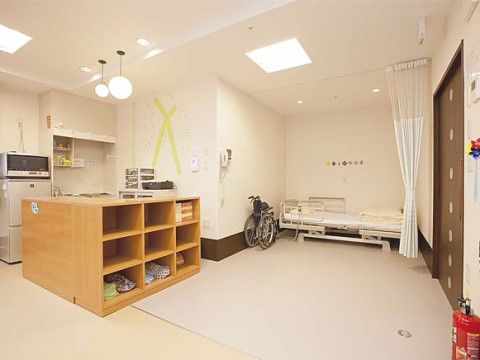 介護用ベッドを設置し、仕切りカーテンでスペース確保している健康管理室