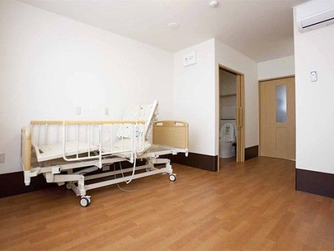 「嘉悦館」の居室。介護ベッドからの転落防止処置を取るために、柵を設けており落ちないようになっている。