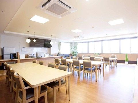 「嘉悦館」の2階食堂共同利用台所。料理の得意な方には、自炊をすることも可能である。