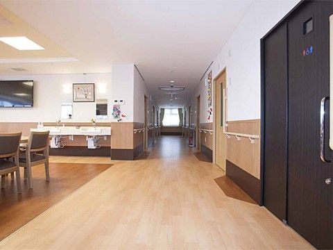 「嘉悦館」の2階廊下。フルフラットな廊下で、車椅子の方の障害物となるものは置いていない。