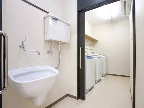 「嘉悦館」の汚物室・洗濯室。洗濯室は自由に使うことができ、自立の向上心にも繋がる。