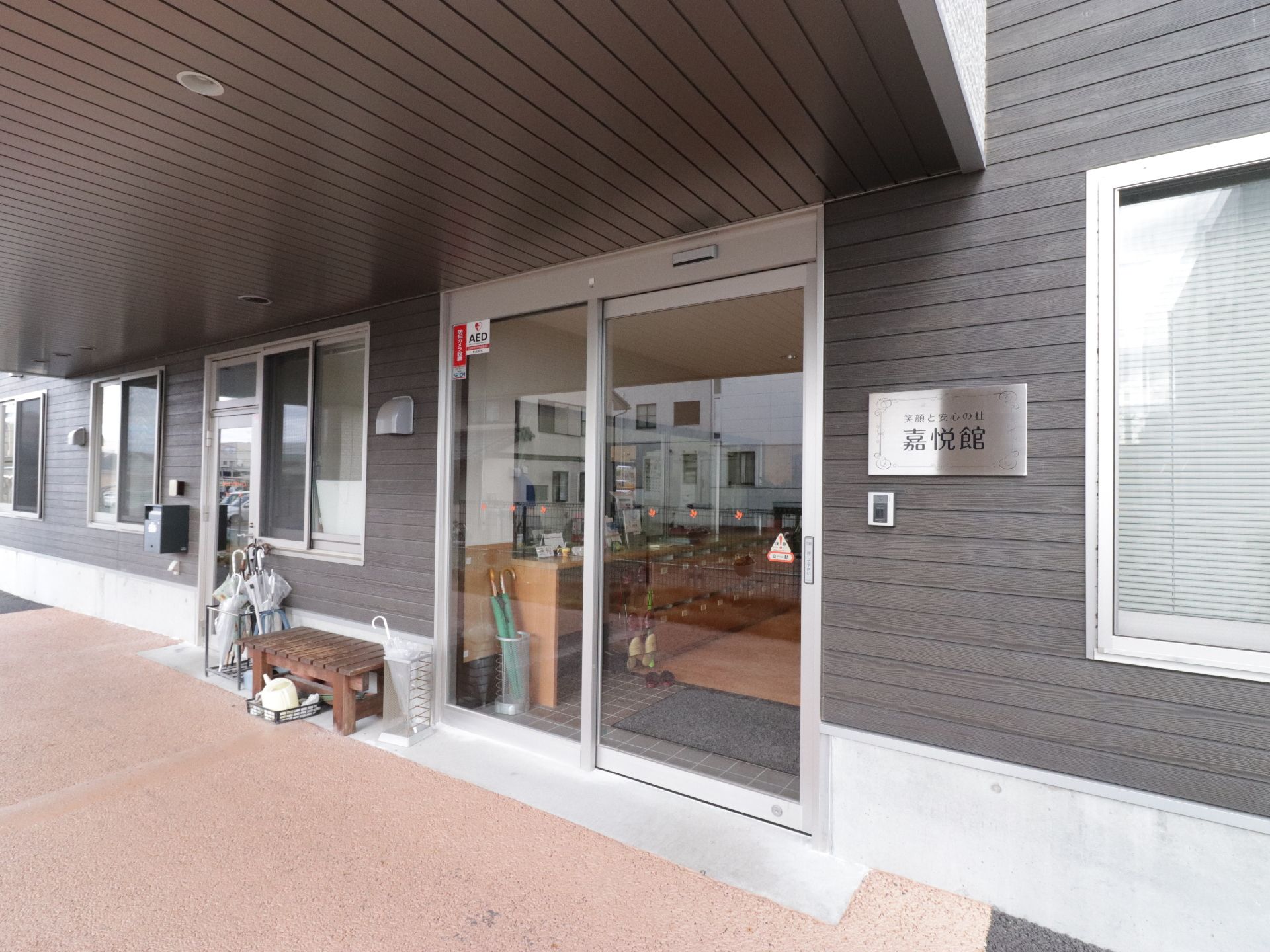 建物入口は広々としたスペースがあり、屋根が付いている。入口横にはベンチが設置されているので、休憩することができる。