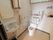 広々としたトイレには洋式トイレが設置されている。動作を補助するさまざまなタイプの手すりを取り付けている。