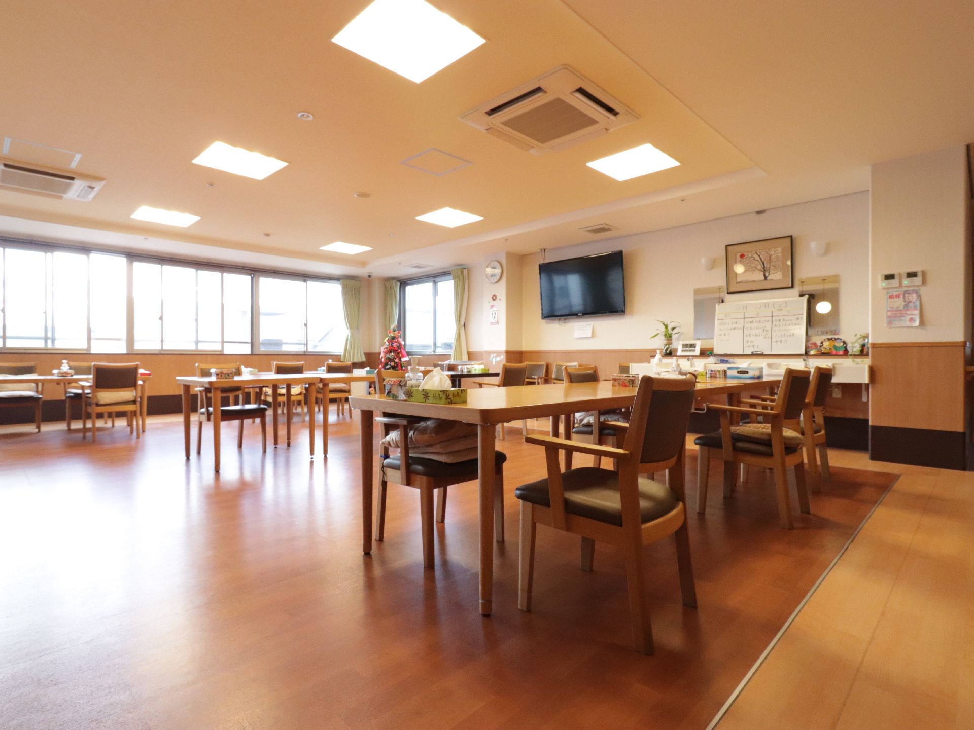 食堂の天井には複数の埋込式の空調を設置している。席にかかわらず、どこの場所にいても快適に過ごすことができる。