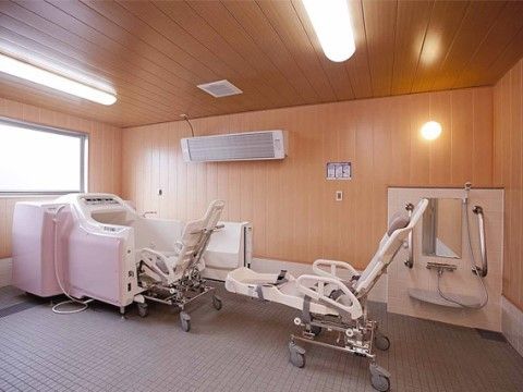 「嘉悦館」の機械浴室。冬場のヒートショック防止を行うために、浴室に暖房設備のエアコンを機械浴室に設けている。