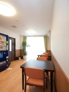 「嘉悦館」の談話室。空調設備も整っており、1年中快適な談話室を利用可能である。