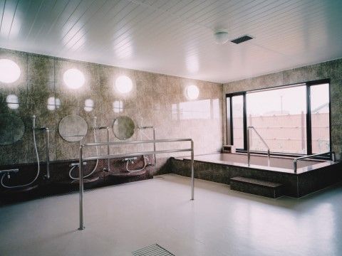 「フェリスヴィラ東茨戸」の大浴場。移動の際の介助手すりを設置しており、滑る浴場を手で掴まりやすい位置に設置している。