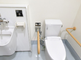 バリアフリーの明るいトイレ設備