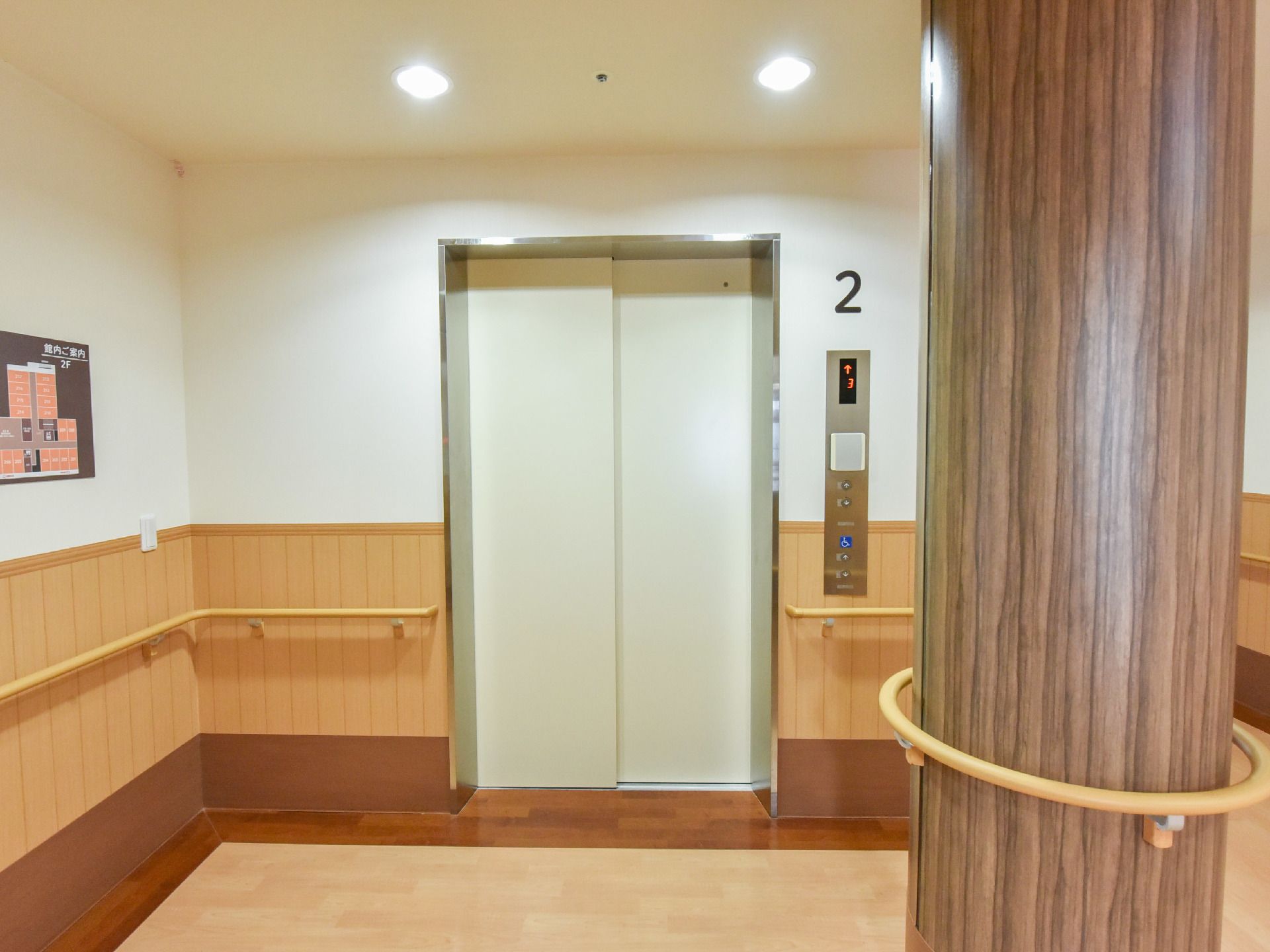 施設には1基のエレベーターが設置されている。エレベーターホールは広く、壁や柱には手すりがついている。各階のフロアーマップある。