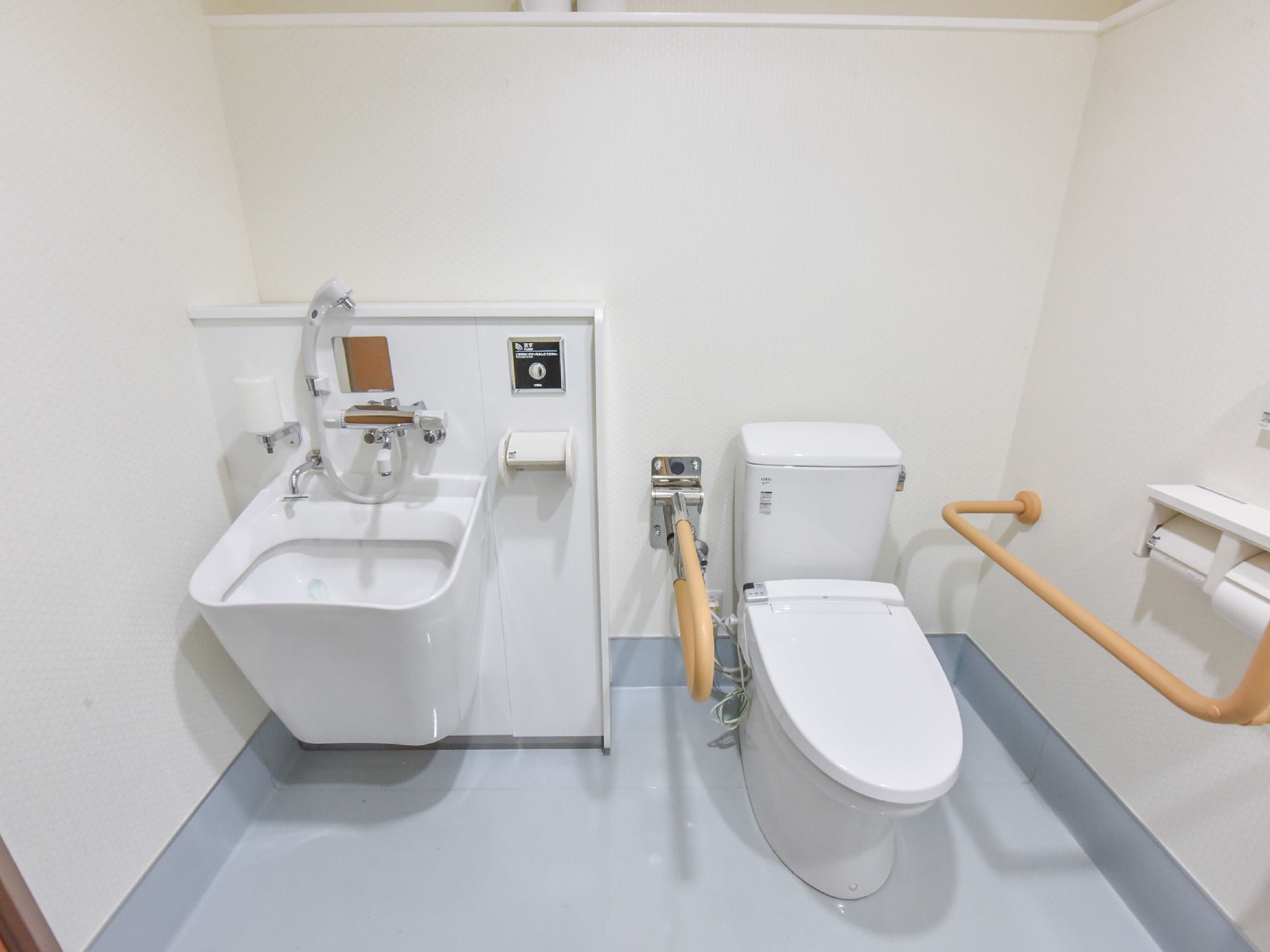 トイレには洋式トイレの他にオストメイトが設置されている。また、ストーマを付けている方も安心して利用できる。