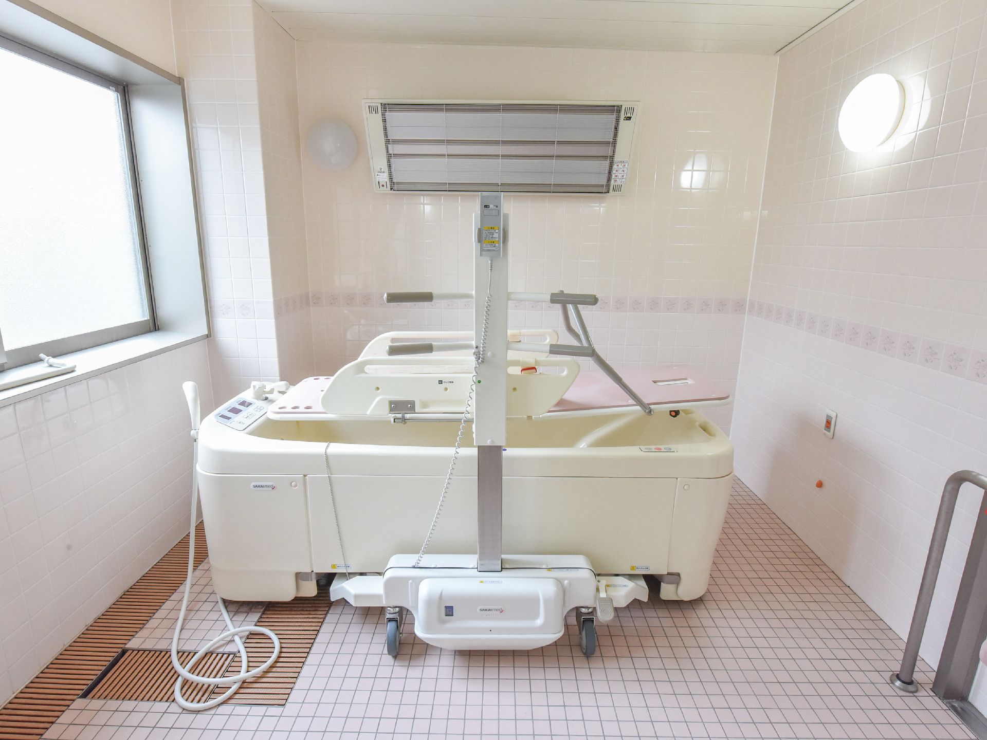 寝台浴があるので介護の度合いが高い方でも、ゆっくりと入浴することができる。ヒートショック防止のための暖房もついている。