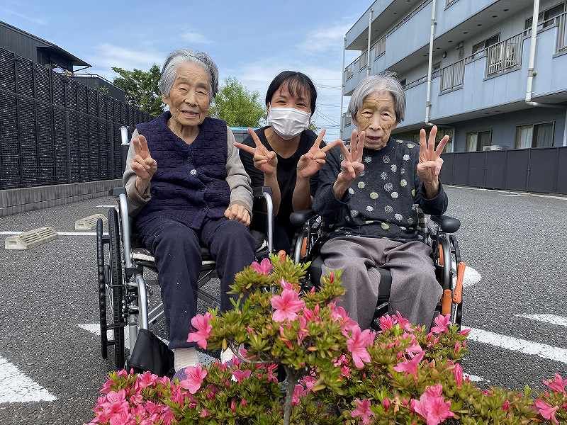 笑顔のお年寄りとスタッフ