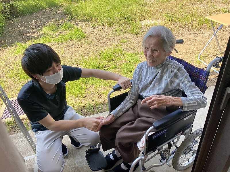 手を取り合うひととき