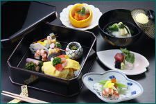 重箱に入った料理と吸い物やデザートのセット