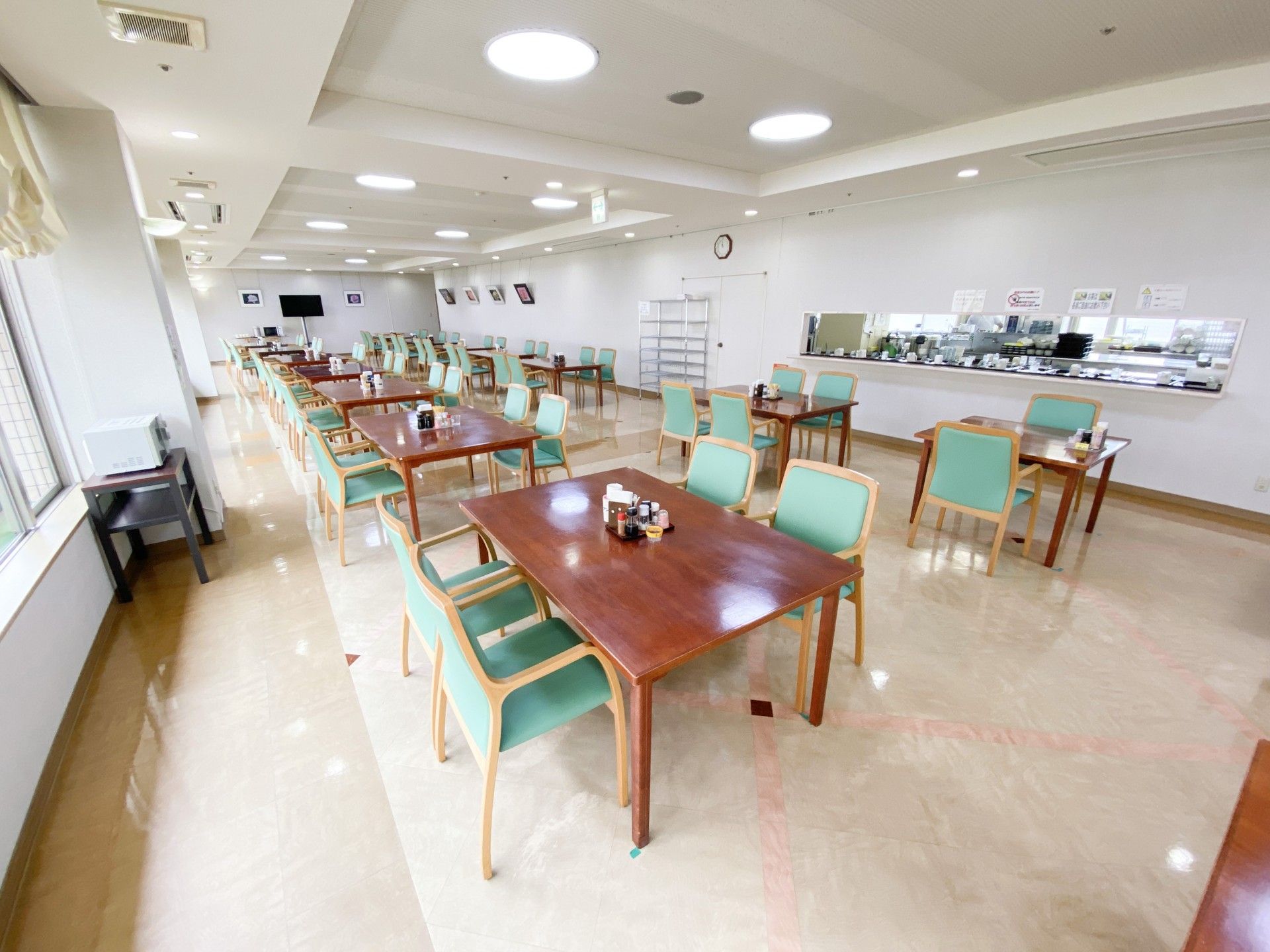 明るく広々とした食堂