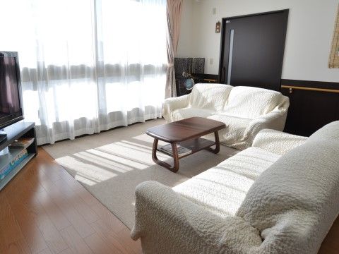 「サービス付き高齢者向け住宅 プレヴェール」リビング。談話室としてもお使いできます。