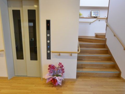 「サービス付き高齢者向け住宅 プレヴェール」施設内階段・施設内エレベーター。お好きな方をご利用ください。