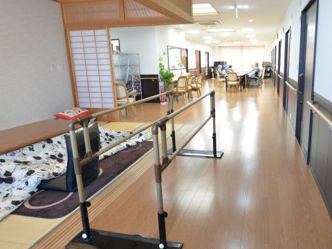 「サービス付き高齢者向け住宅 プレヴェール」機能訓練室。リビングルームに機能訓練ができる場所を設けました。