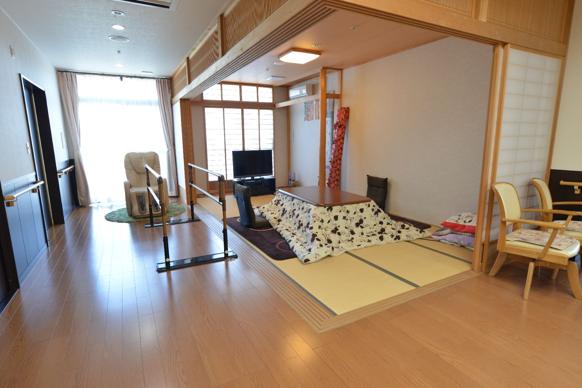 居室前の廊下からフラットな床面でL字型に障子を配した畳スペース