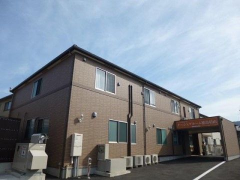 ナーシングホーム徳島眉山の外観。駐車場を完備しておりますので、ご来訪の際はお車でのお越しが可能となっております。