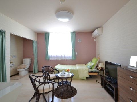 ナーシングホーム徳島眉山の居室。居室は完全個室制としておりますので、毎日をご自宅のように快適にお過ごしいただけます。