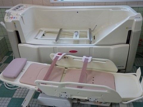 ナーシングホーム徳島眉山の機械浴室。経験の豊富なスタッフが入浴時は必ず皆様に寄り添い入浴サポートいたします。