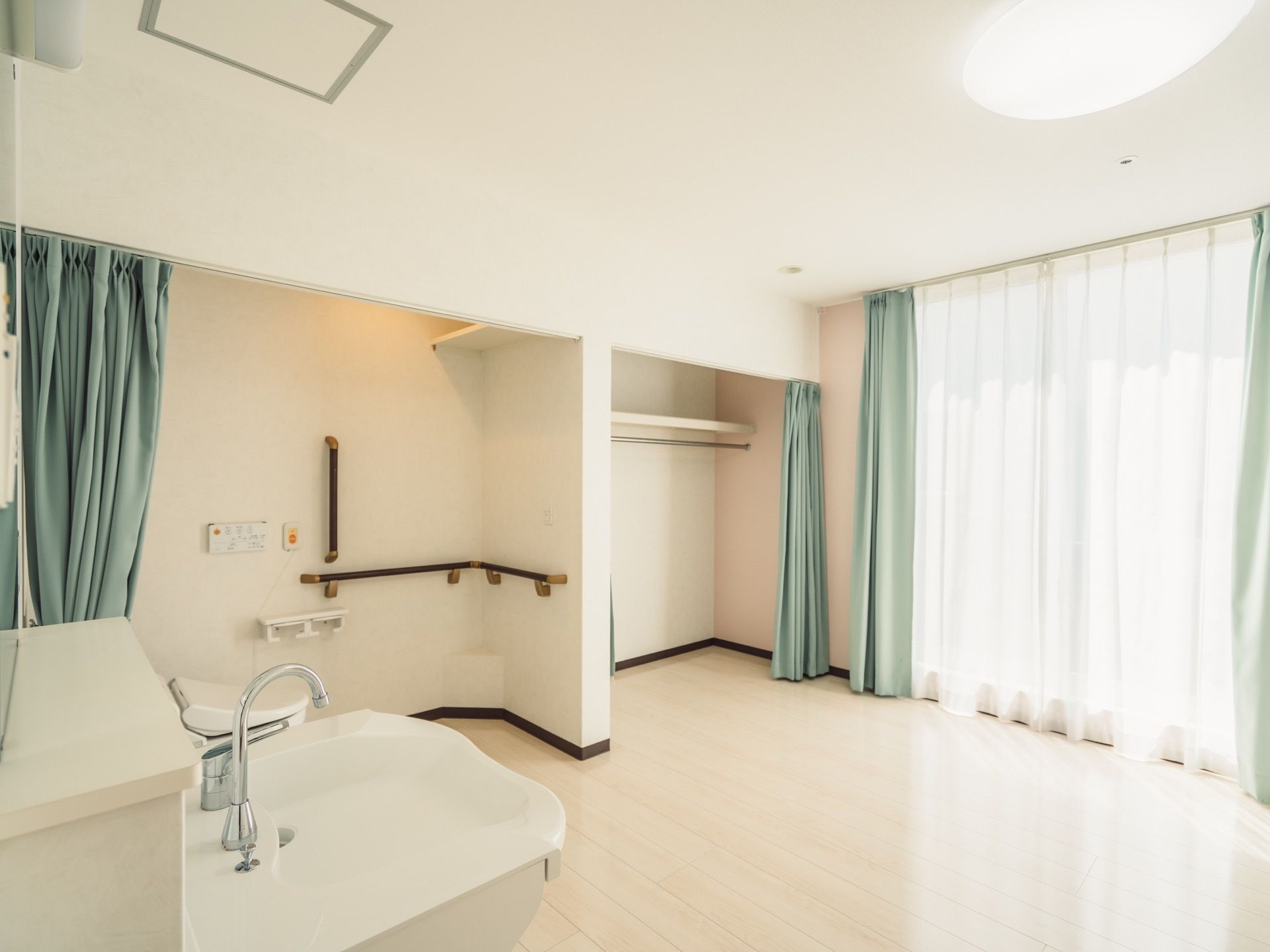 居室は十分な広さがあり、トイレやクローゼットが設置されている。カーテンで仕切られているので、出入りを簡単にすることができる。
