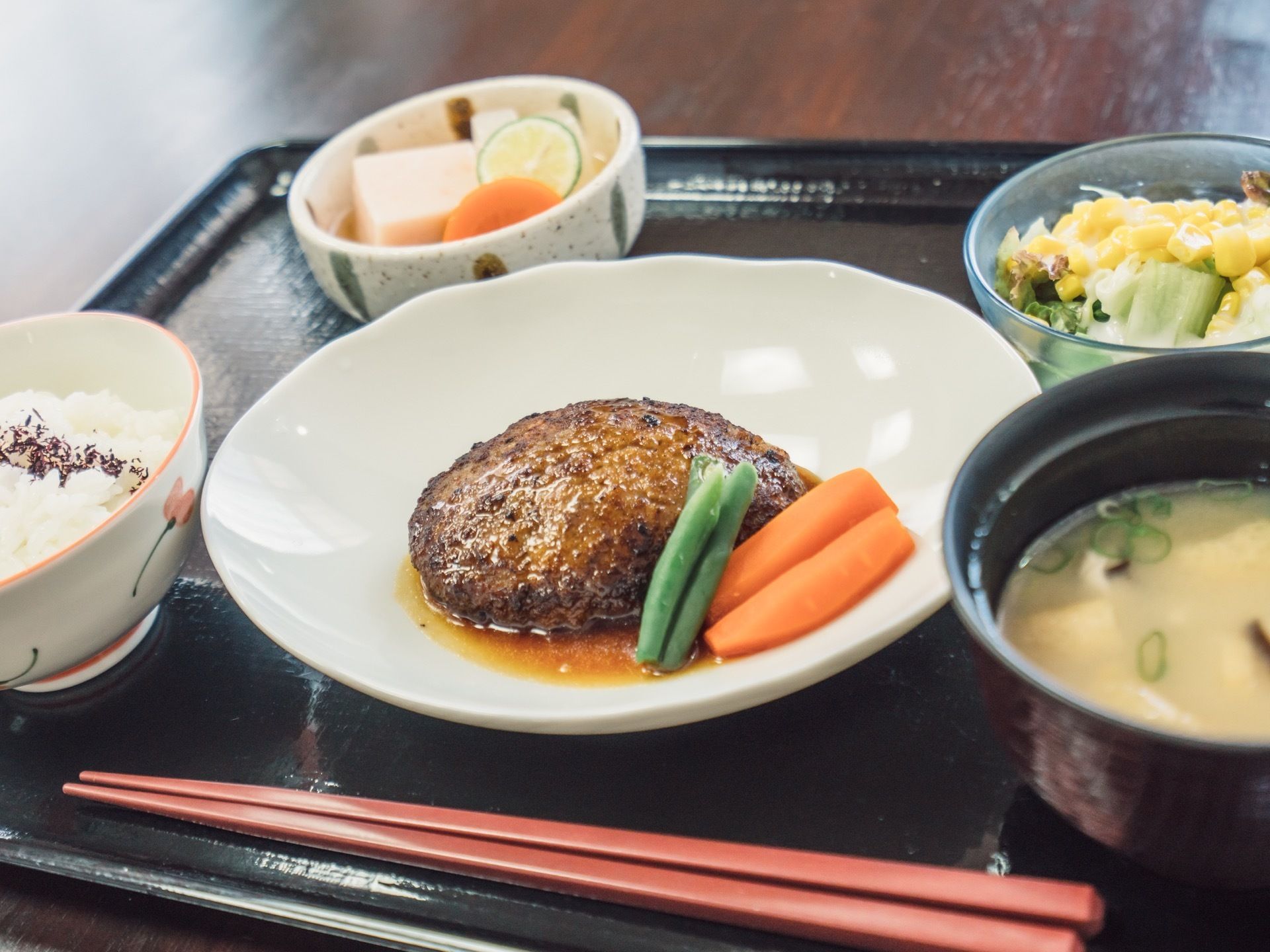 この日の食事は、ハンバーグをメインとした献立になっている。付け合わせを含め、たくさんの野菜を摂ることができる。