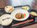 主菜、副菜、ごはん、お味噌汁という食事になっており、トレーにのせて提供をしている。野菜が多使われており、栄養のバランスが考えられている。