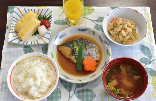 おからや煮魚、厚焼き玉子とご飯と味噌汁にオレンジジュースが付いた献立
