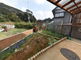 屋根付きの広々とした中庭