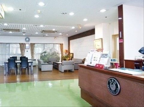 らぽーる上尾のロビー。ご面会のお待合やご友人とのご歓談など、多目的にお使いいただけます。
