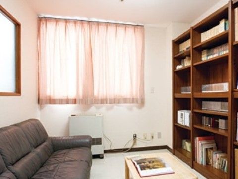 らぽーる上尾の図書室。日々の生活をよりゆっくりお過ごしいただけるよう、読書スペースをご用意しております。