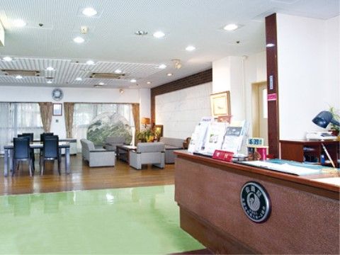 らぽーる上尾のロビー。明るく清潔感の溢れるロビーでは、日々楽しげなおしゃべりの場となっております。